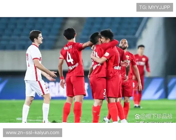 梅州客家球员谢场，球迷打出“风雨同舟”的横幅表达支持
