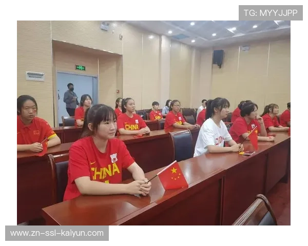 特殊人群学员与女篮共传递篮球，签名礼物见证温暖互动